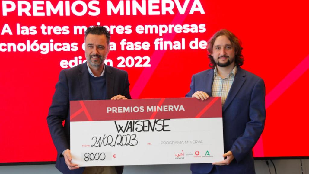 El directivo de Waisense, a la derecha, junto a Raúl Jiménez, director de la Agencia Digital de Andalucía.