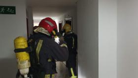 Una imagen de los bomberos actuando en la vivienda.