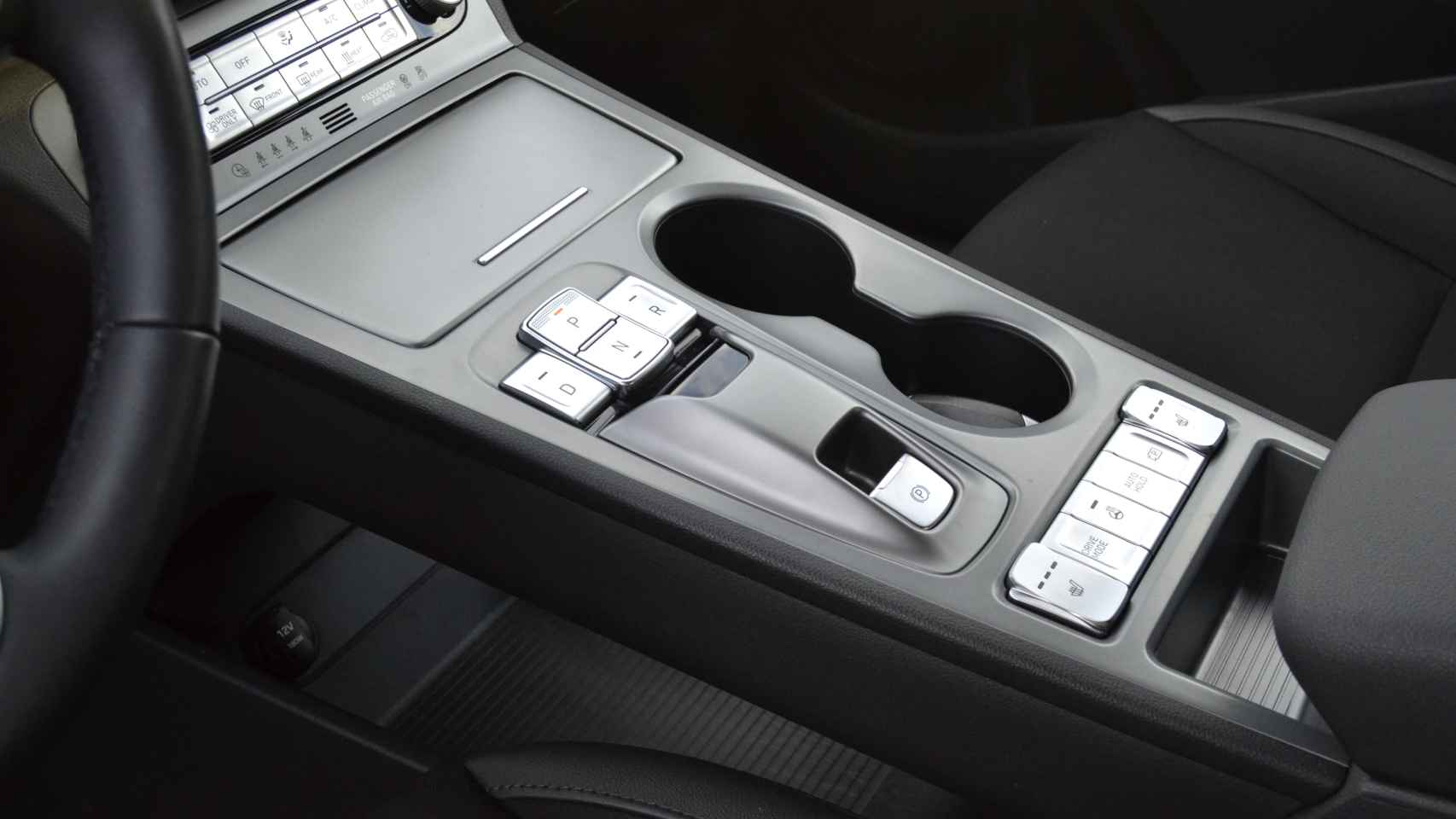 El Hyundai Kona eléctrico tiene un doble piso en la consola central para almacenar objetos.