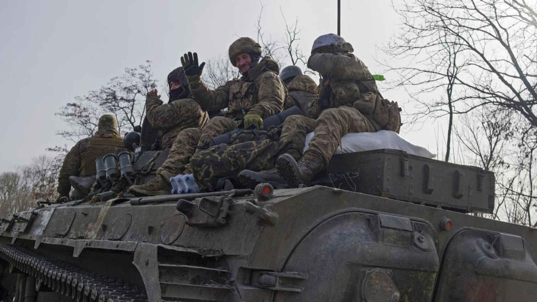 Militares ucranianos encima de un vehículo blindado en una carretera en Bakhmut.