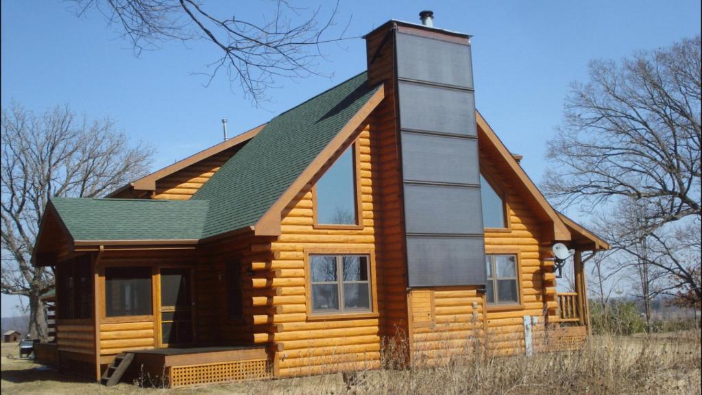 Una casa con un muro parietodinámico o chimenea solar.