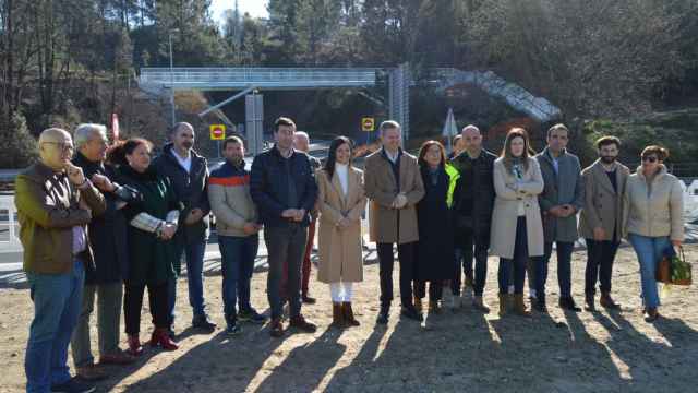 Visita del delegado del Gobierno en Galicia a la nueva pasarela sobre la A-52 en Mos (Pontevedra).