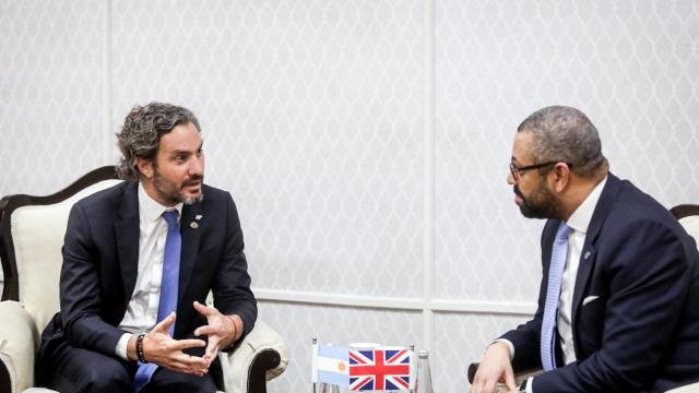 El ministro de Exteriores de Argentina, Santiago Cafiero, y el ministro de Exteriores de Reino Unido, Jamed Cleverly, hoy en el G20.