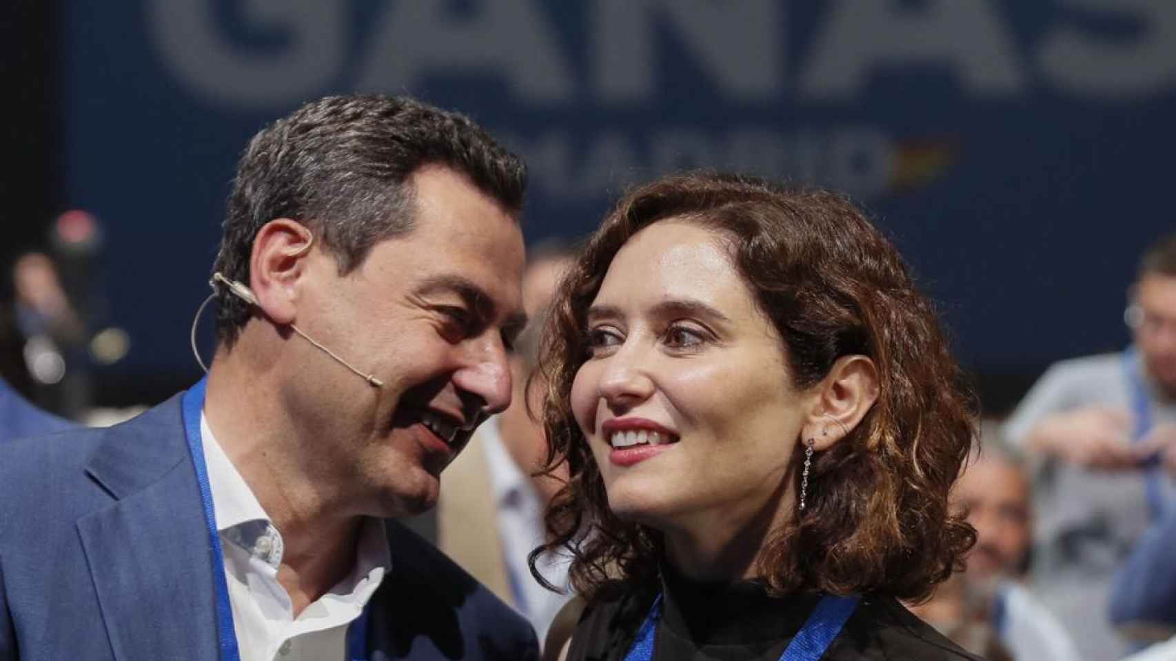 El presidente de la Junta de Andalucía, Juanma Moreno, y de la Comunidad de Madrid, Isabel Díaz Ayuso, en un acto del partido.