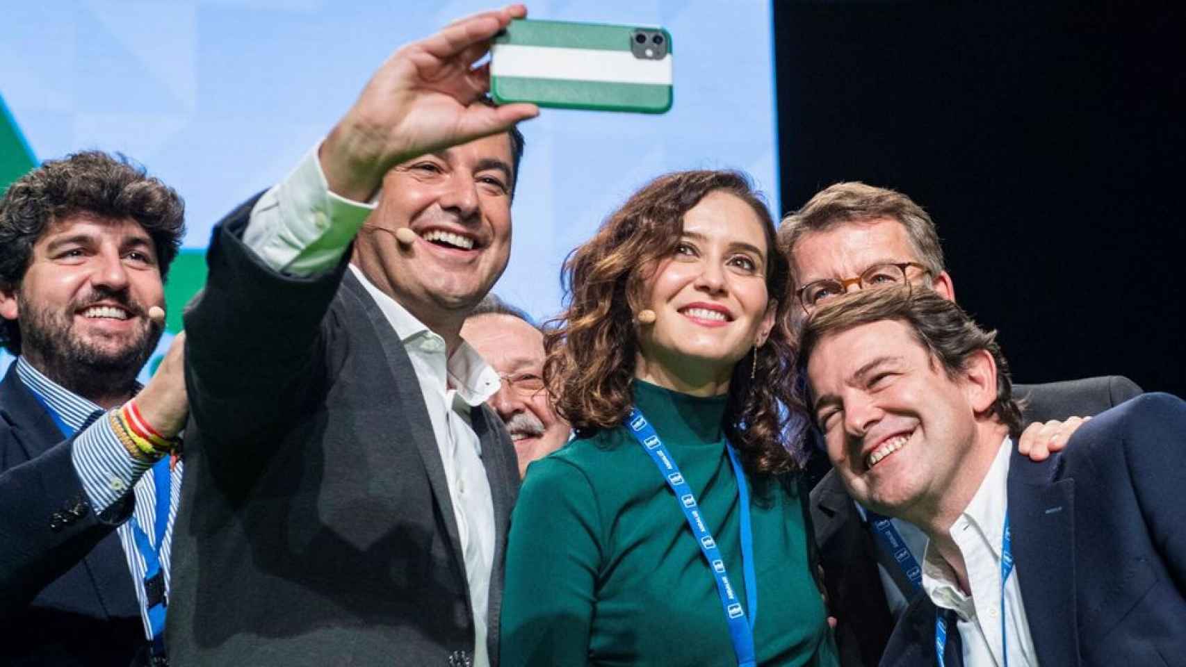 El presidente de la Junta, Juanma Moreno, se hace un selfie con Isabel Díaz Ayuso y Alberto Núñez Feijóo y otros líderes del PP.
