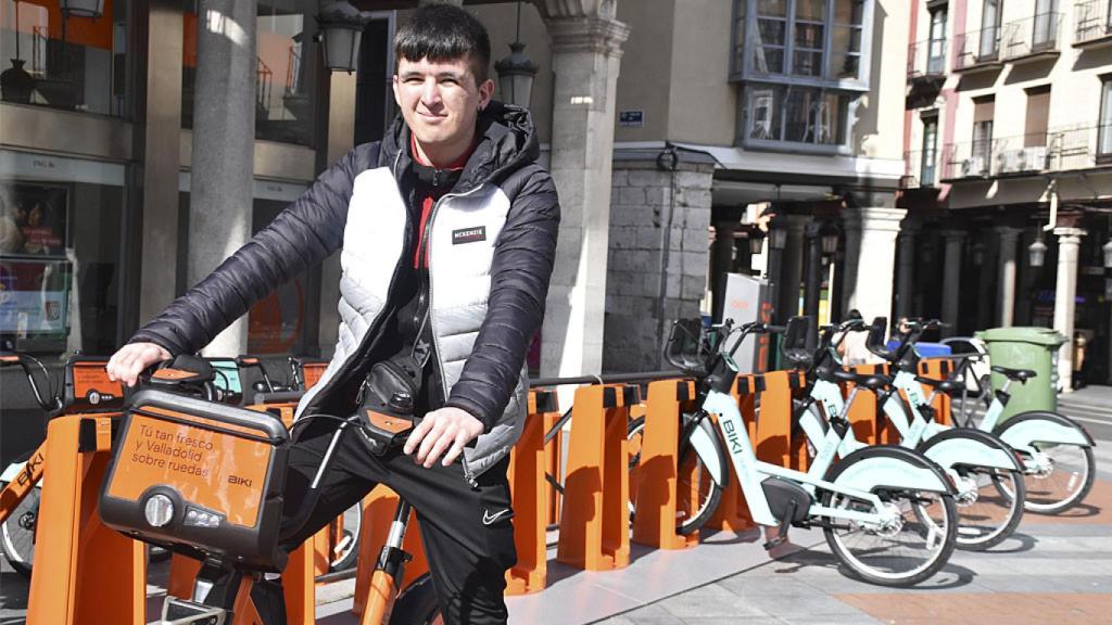 Hugo montado en una bici de Biki en Fuente Dorada