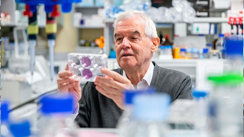 El bioquímico Jesús Ávila en el laboratorio.