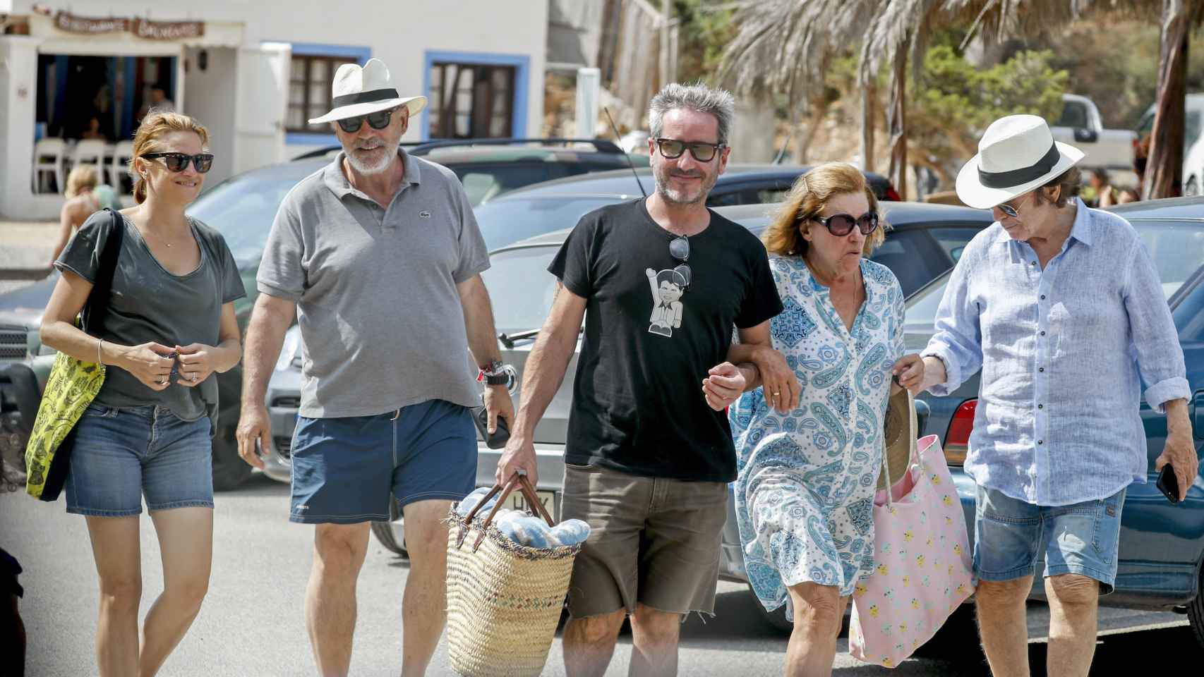 Esther Barriga y Pedro Piqueras junto a Raphael, Natalia Figueroa y Jacobo Martos durante unas vacaciones en Ibiza en agosto de 2018.