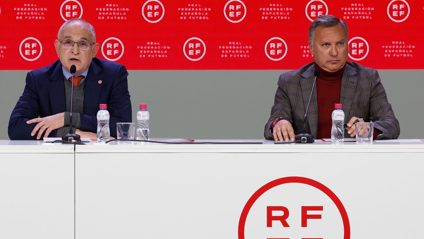 Andreu Camps y Medina Cantalejo en una rueda de prensa en la RFEF