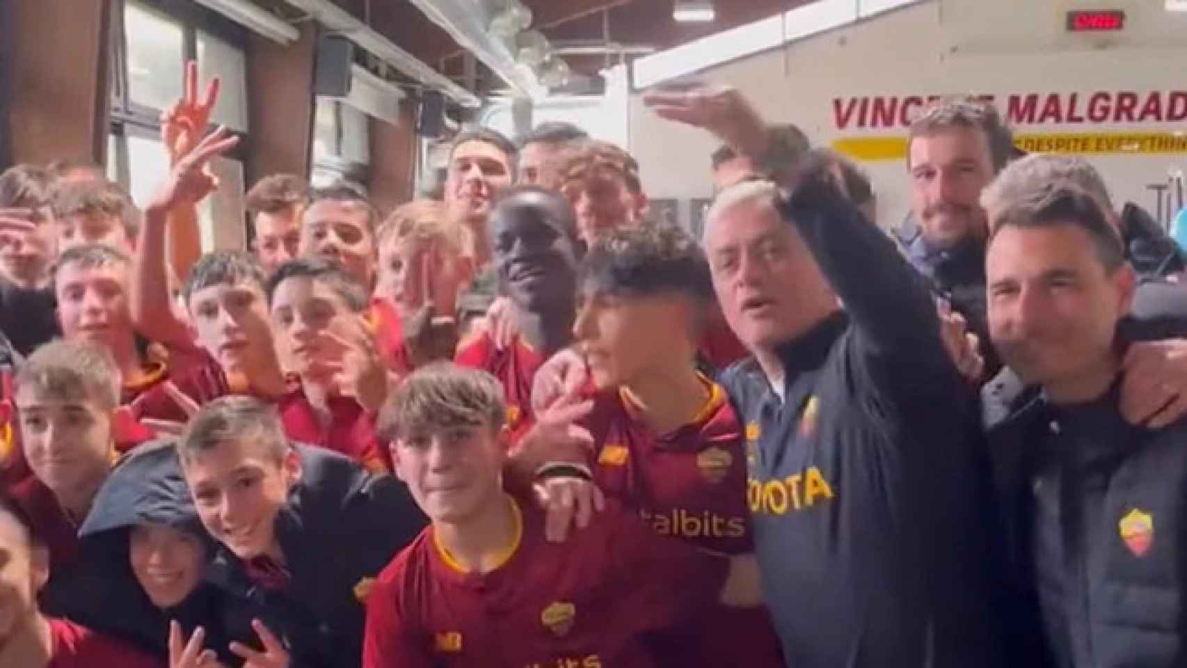 José Mourinho junto a los jugadores de la Roma Sub14