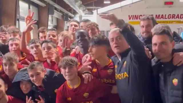 José Mourinho junto a los jugadores de la Roma Sub14