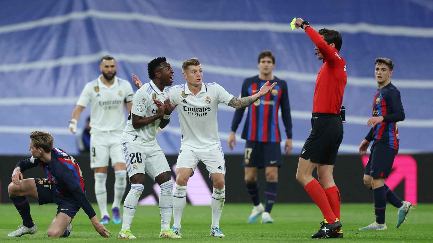 Los jugadores del Real Madrid protestan al árbitro por la tarjeta amarilla a Vinicius en el último 'Clásico', el pasado 2 de marzo en el Bernbéu .