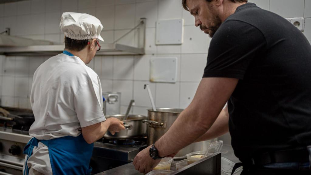 Jaime Rincón preparando un menú solidario en la cocina de su restaurante.