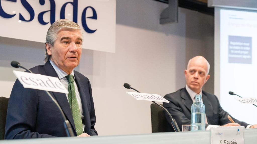 El presidente y CEO Naturgy, Francisco Reynés (i) y el director de ESADE Madrid, Mario Lara (d)