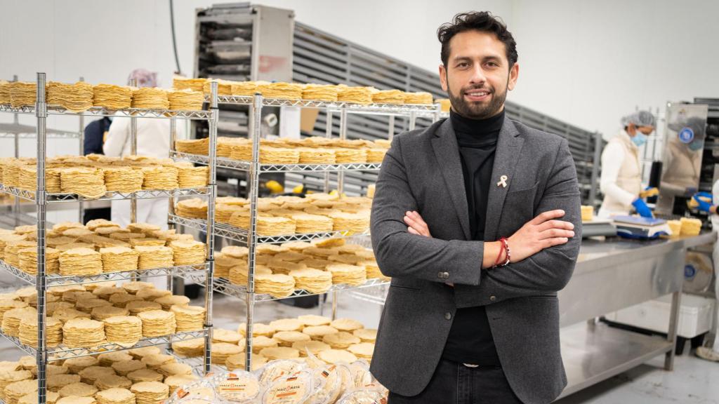 El dueño de la fábrica de Alcobendas, Edgar Reyes, junto a las tortillas de maíz.