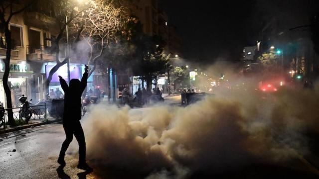 La policía antidisturbios griega dispara gases lacrimógenos contra los manifestantes frente al Parlamento tras el accidente ferroviario entre Larisa y Tesalónica, en Atenas el 1 de marzo de 2023.