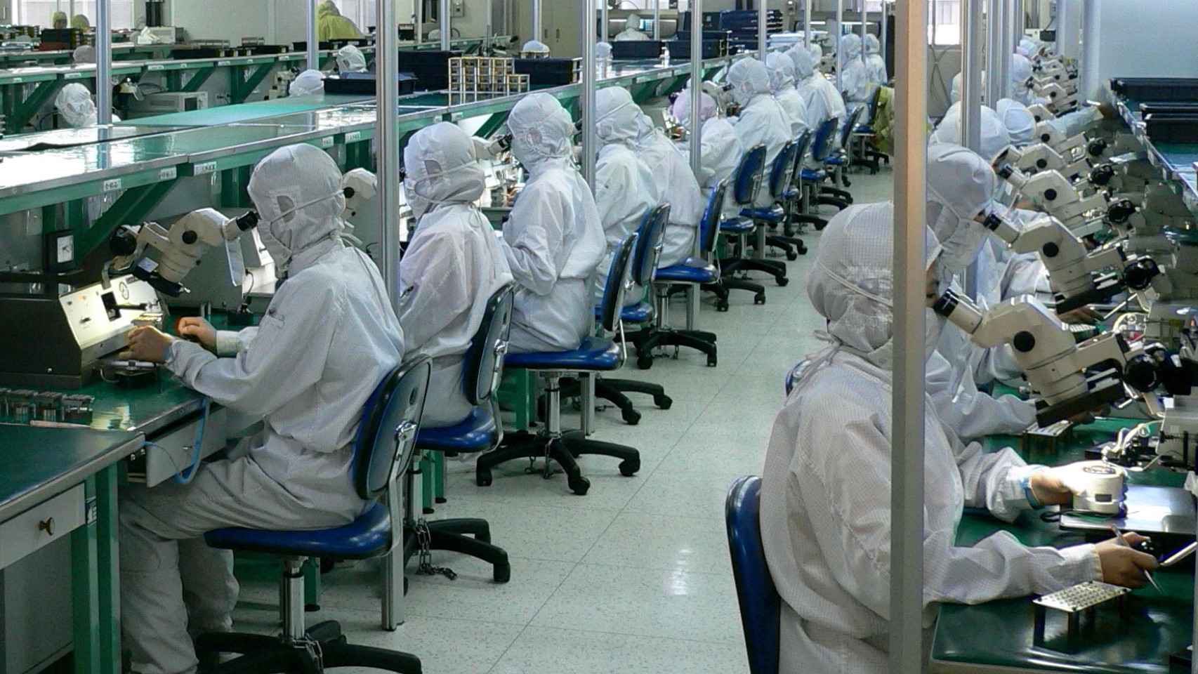 Trabajadores chinos en una fábrica de fibra óptica