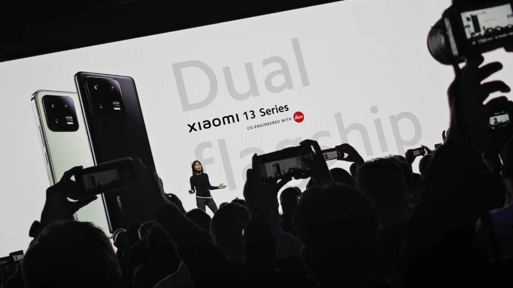 Abi Go presentando en el MWC los Xiaomi 13 ( Foto tomada con el 13 Pro)