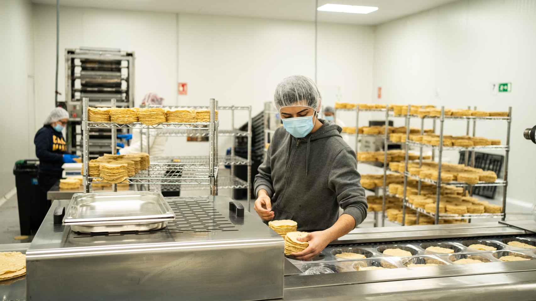 Los empleados, la mayoría mexicanos, preparando las tortillas.