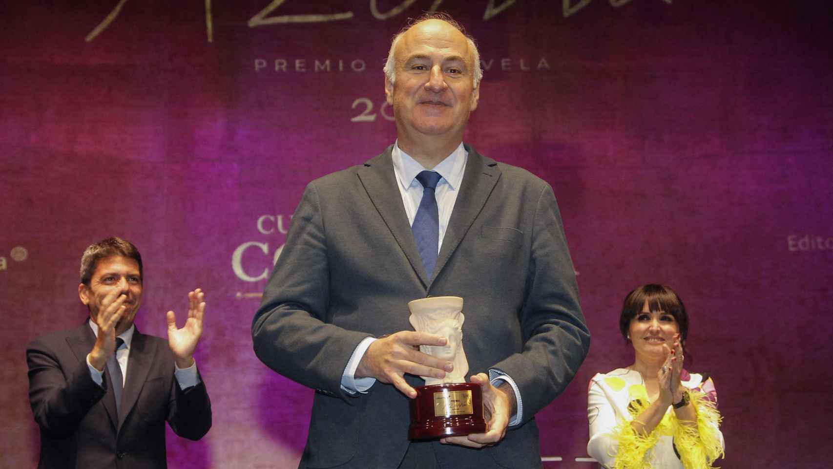 Fernando Benzo, tras recibir el Premio Azorín de manos del presidente y la vicepresidenta de la Diputación de Alicante, Carlos Mazón y Julia Parra. Foto: EFE/Morell