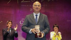 Fernando Benzo, tras recibir el Premio Azorín de manos del presidente y la vicepresidenta de la Diputación de Alicante, Carlos Mazón y Julia Parra. Foto: EFE/Morell