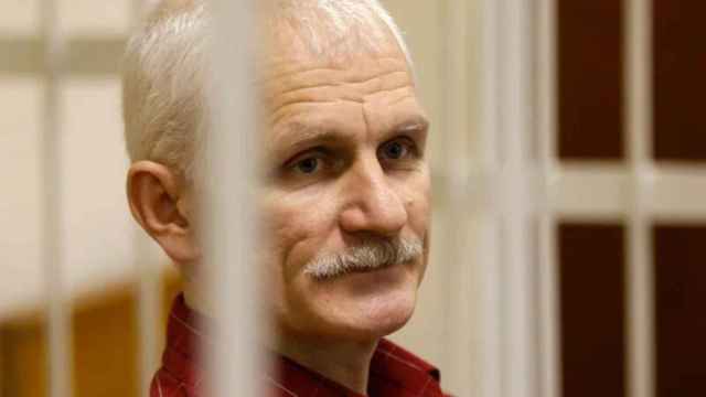 Ales Bialiatski, jefe del grupo de derechos Vyasna de Bielorrusia, durante un juicio en 2011.