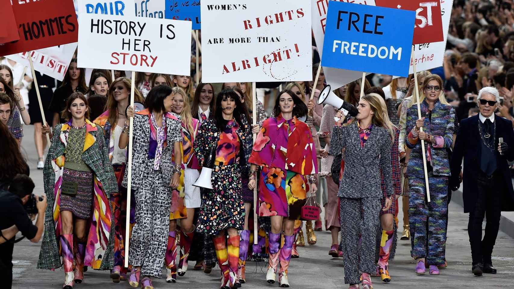 Lagerfeld en la protesta acompañado por modelos