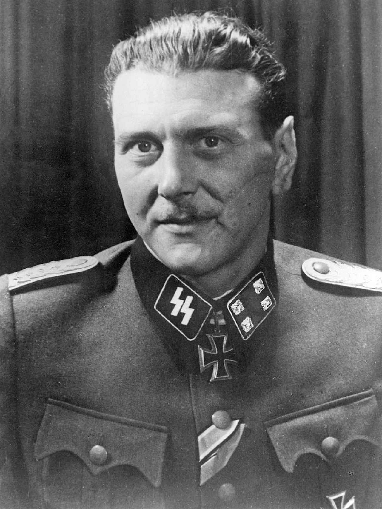 Otto Skorzeny, antiguo jefe de los comandos especiales de Hitler, apodado por los aliados como 'Caracortada'.
