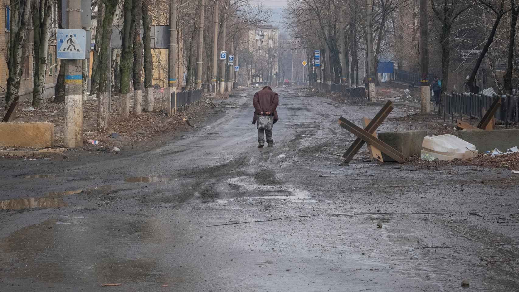 Un residente de Bakhmut camina por la ciudad vacía.