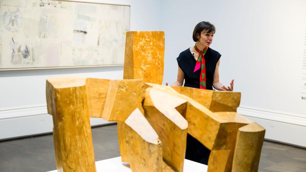 Clarisse Fava-Piz, comisaria de la exposición, junto a una escultura de Eduardo Chillida; de fondo, una pintura de Manuel H. Mompó. Foto: Fundación Juan March