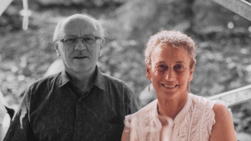 La doctora Ellen Wiebe, junto a su marido en Canadá.