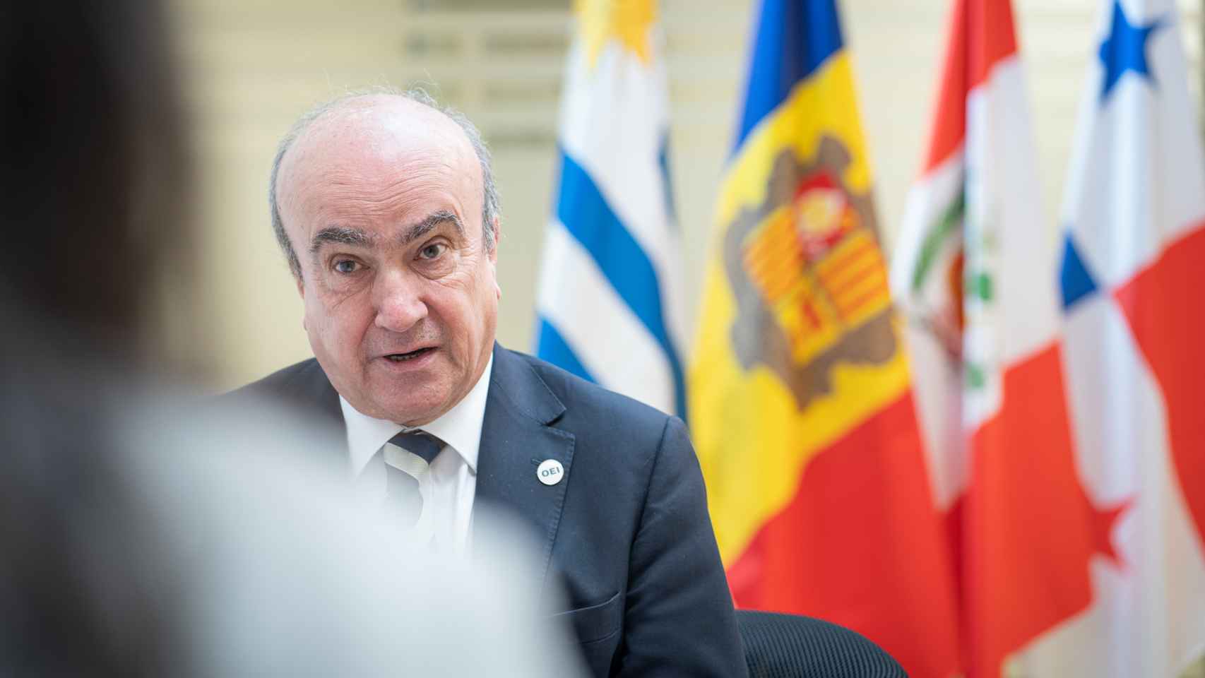 Mariano Jabonero atendiendo a ENCLAVE ODS en la sede de la OEI.