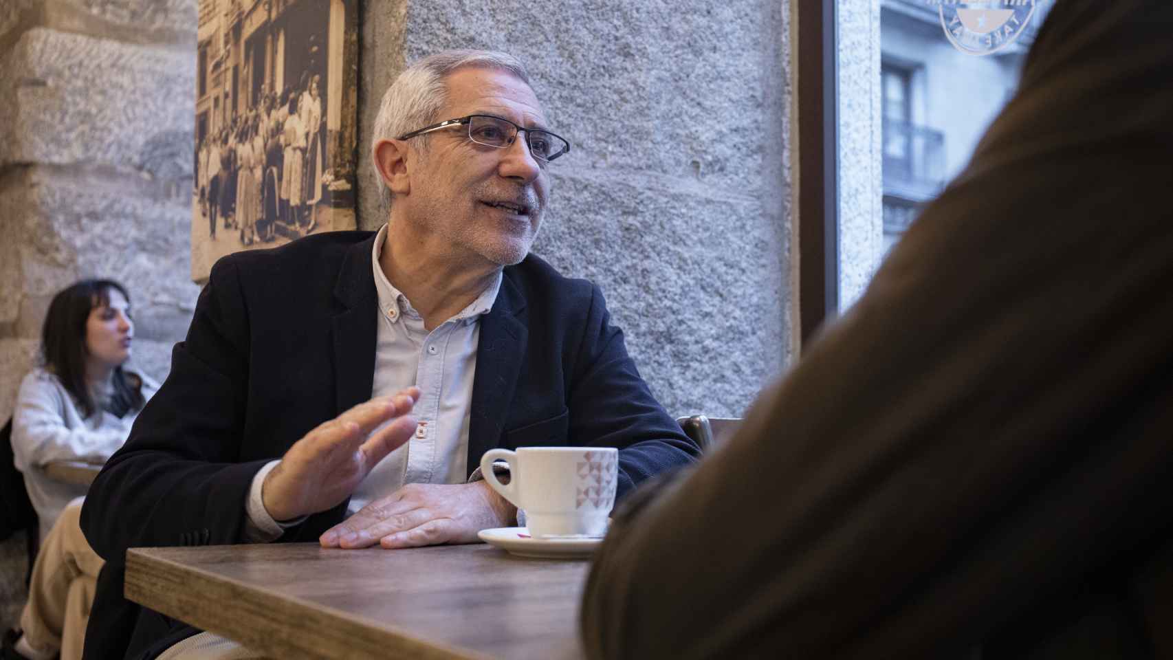 Gaspar Llamazares conversa con EL ESPAÑOL en una céntrica cafetería madrileña, este jueves.