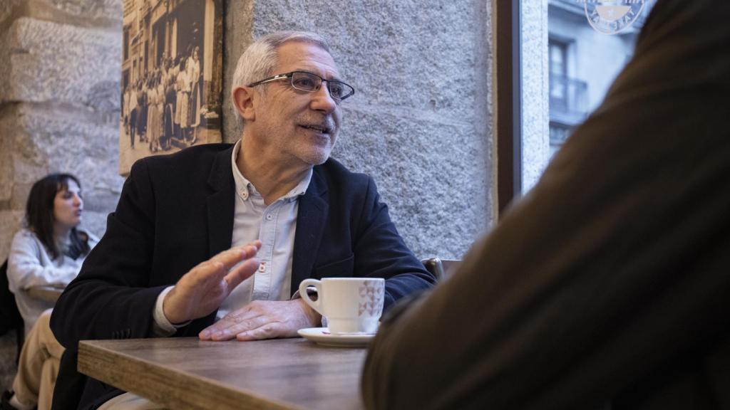Gaspar Llamazares conversa con EL ESPAÑOL en una céntrica cafetería madrileña, este jueves.