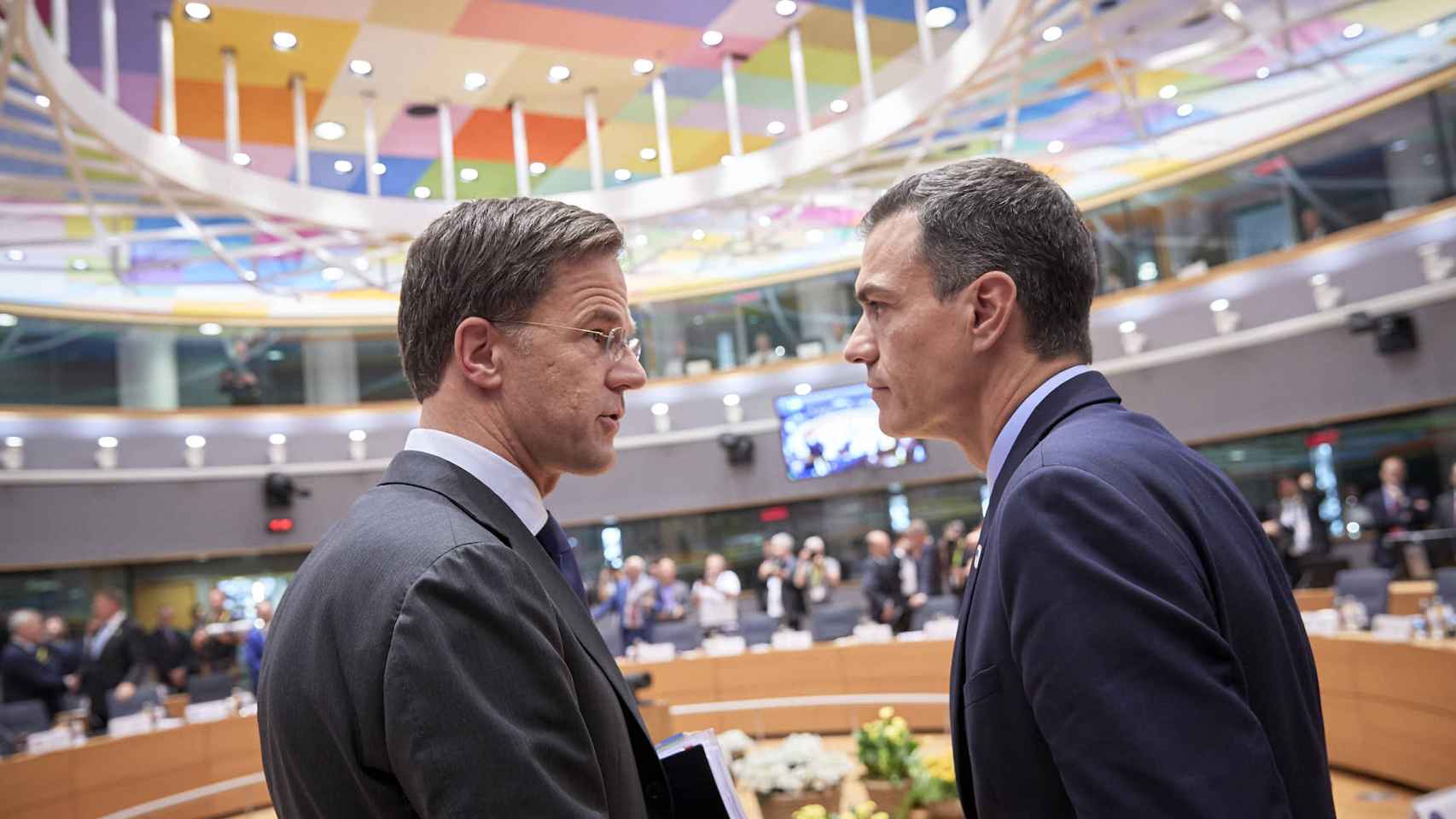Mark Rutte y Pedro Sánchez conversan durante una reunión del Consejo Europeo
