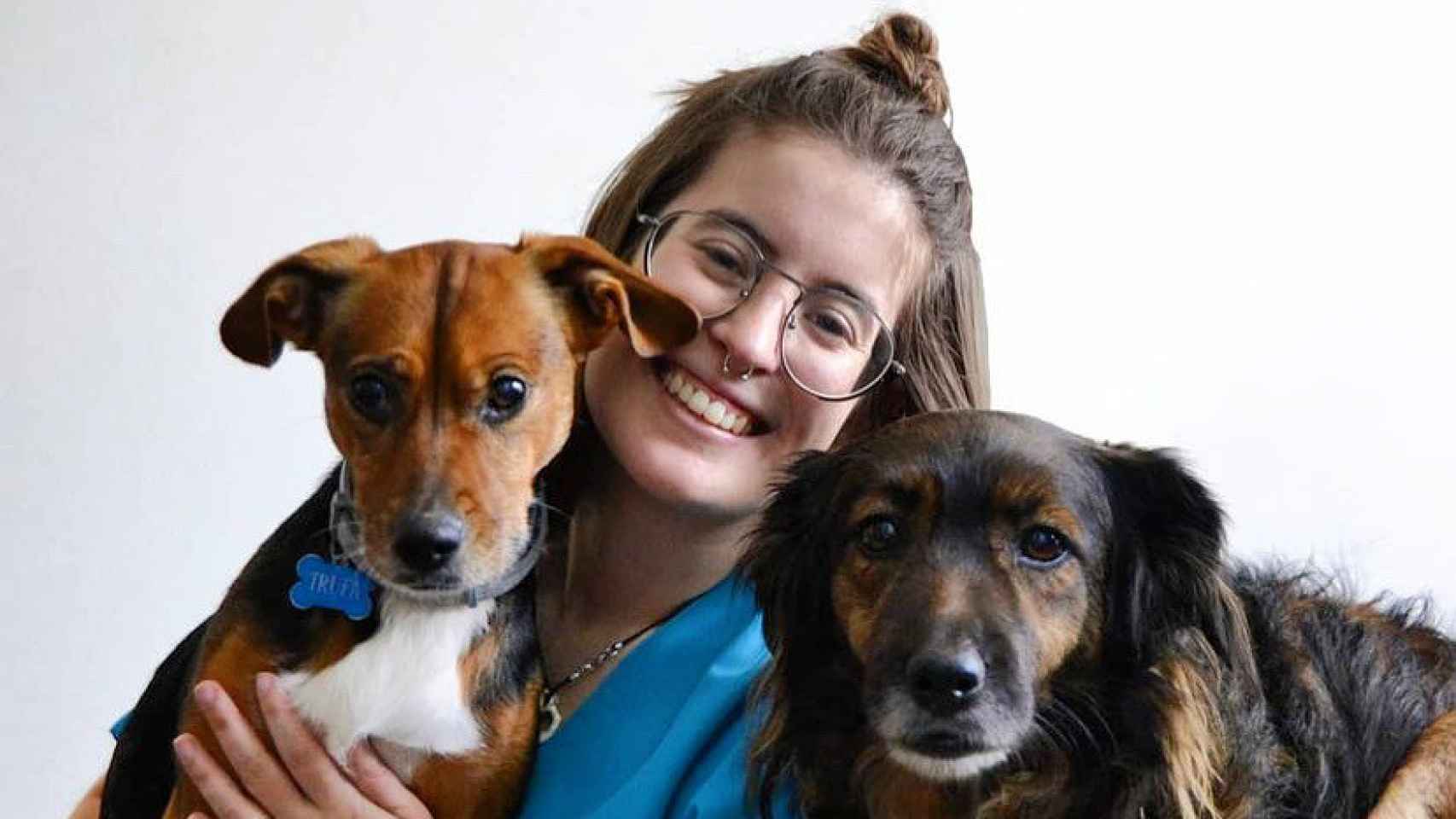 Carmen Barreiro, nutricionista veterinaria de Pataconpata, junto a sus dos perras.