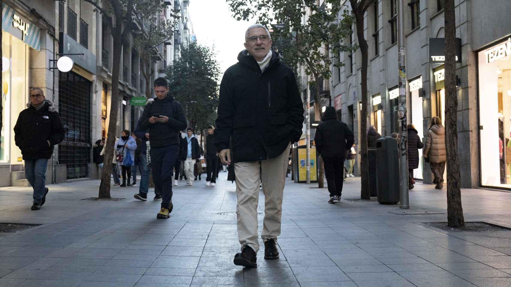 Gaspar Llamazares pasea por las calles de Madrid, este jueves por la tarde.