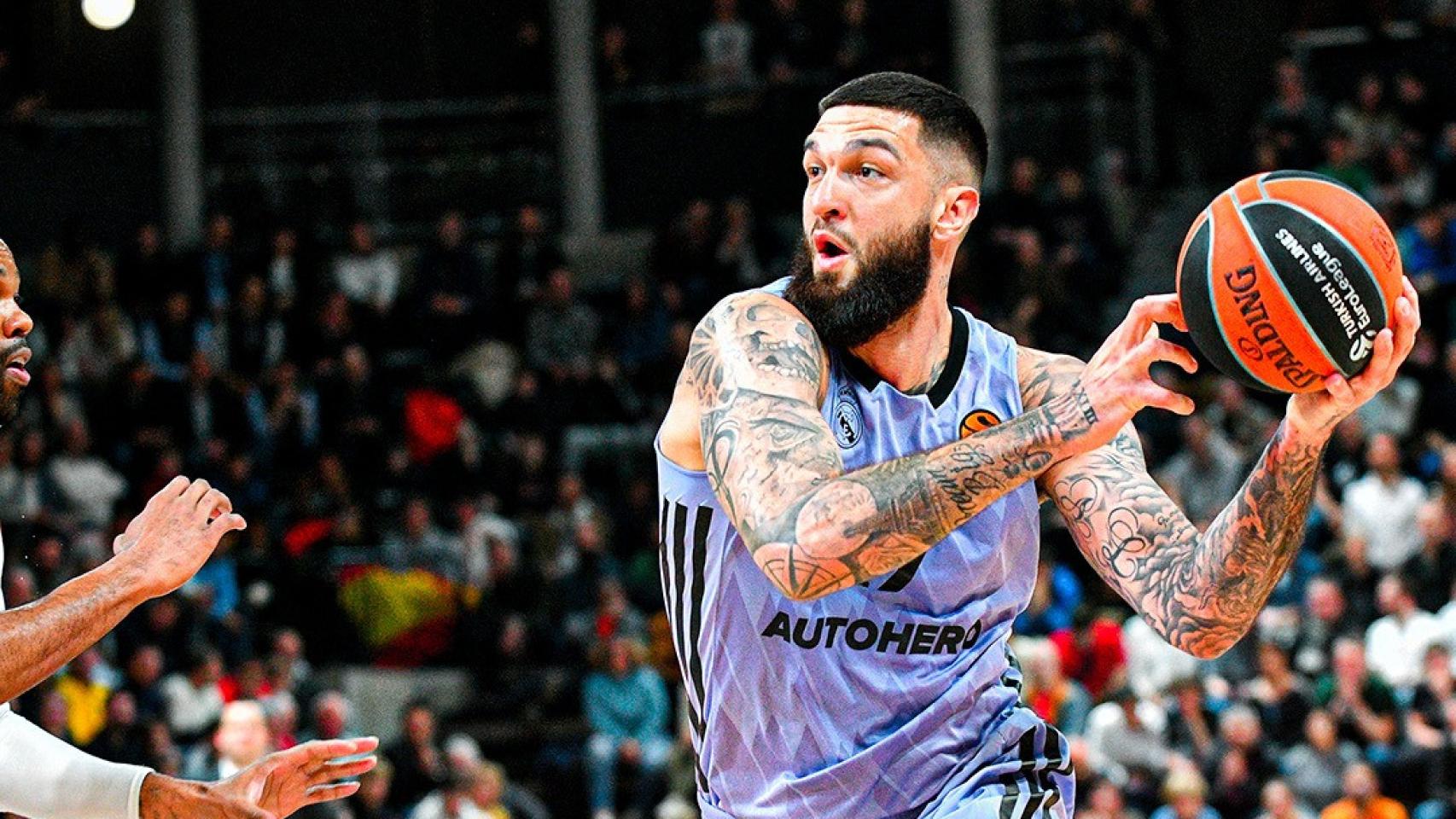 Poirier entra a canasta frente al Asvel.