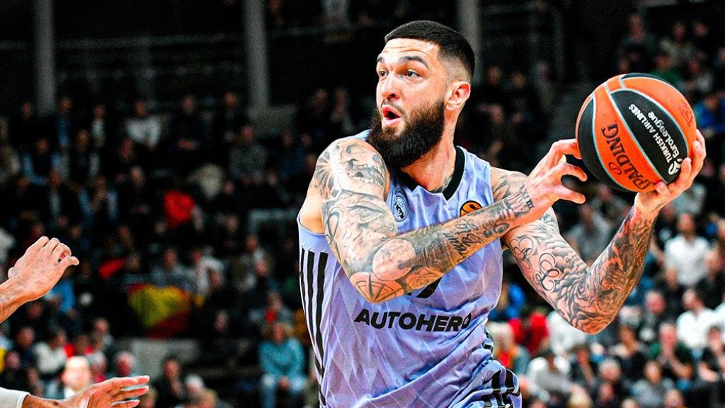 Poirier entra a canasta frente al Asvel.