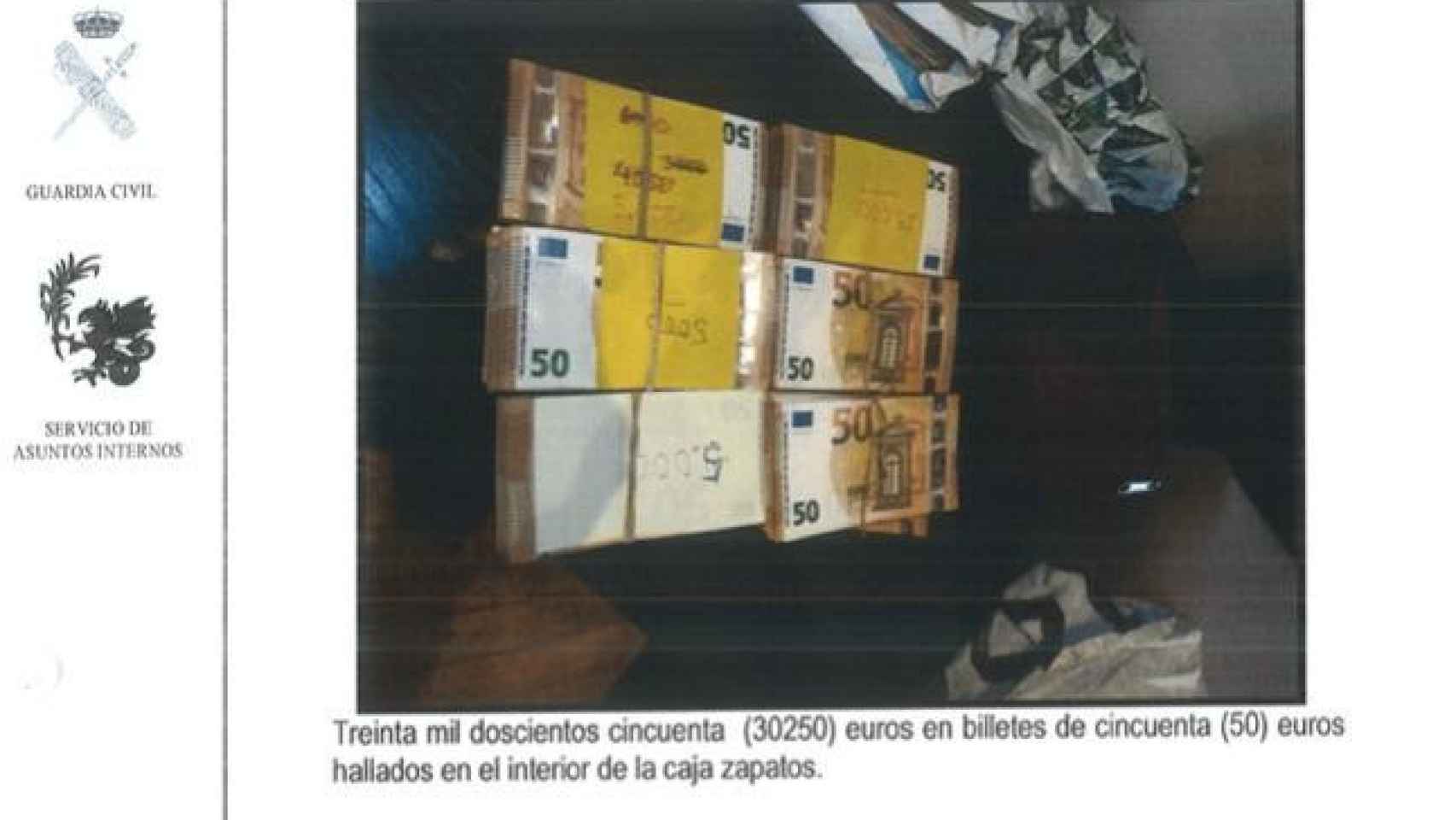 Parte del dinero que la Guardia Civil halló, en fajos de 50 y 200 euros, en casa del general Espinosa.