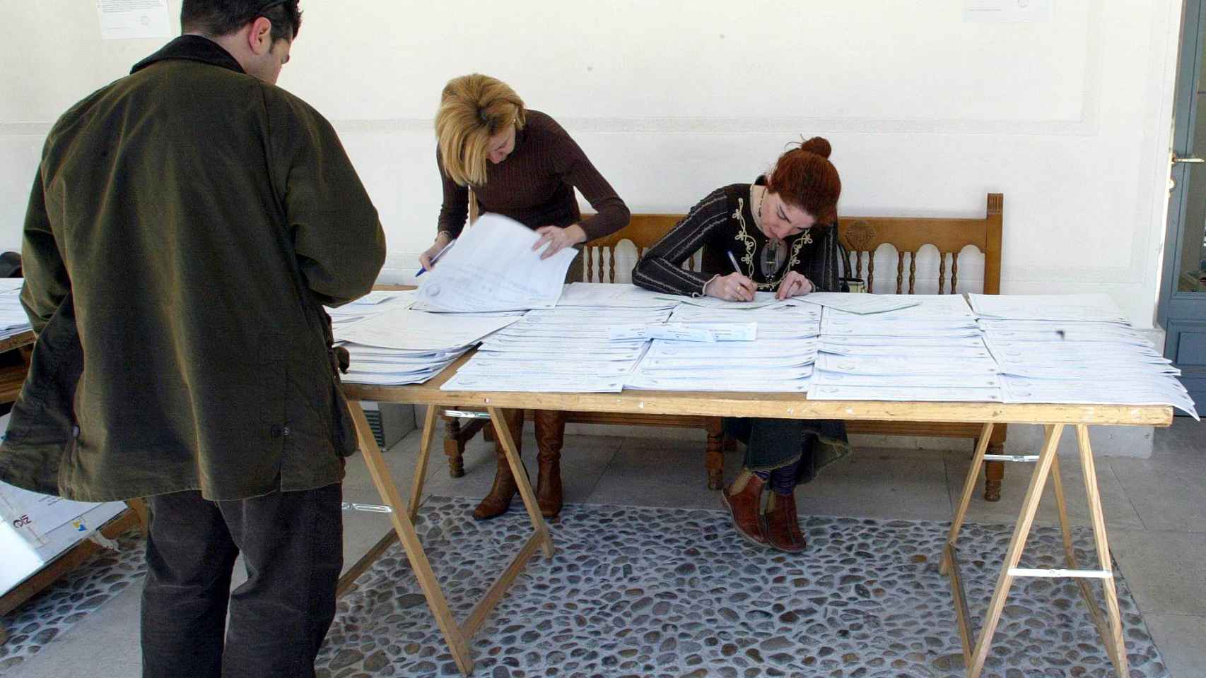 Un vecino consulta si está inscrito en el censo electoral