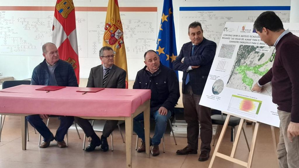 El consejero Gerardo Dueños visita a la Comunidad de Regantes de Las Vegas del Almar