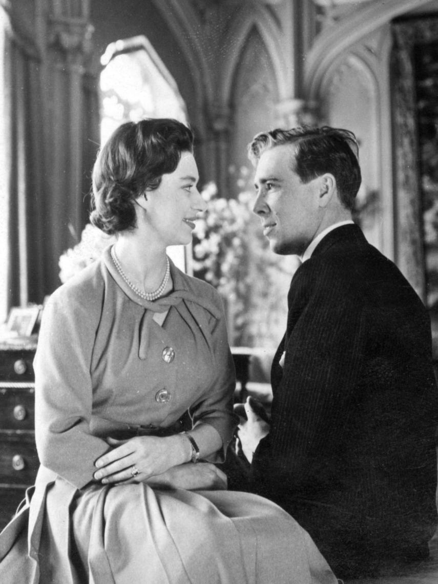 La princesa Margarita y Antony Armstrong-Jones en el anuncio de su compromiso.