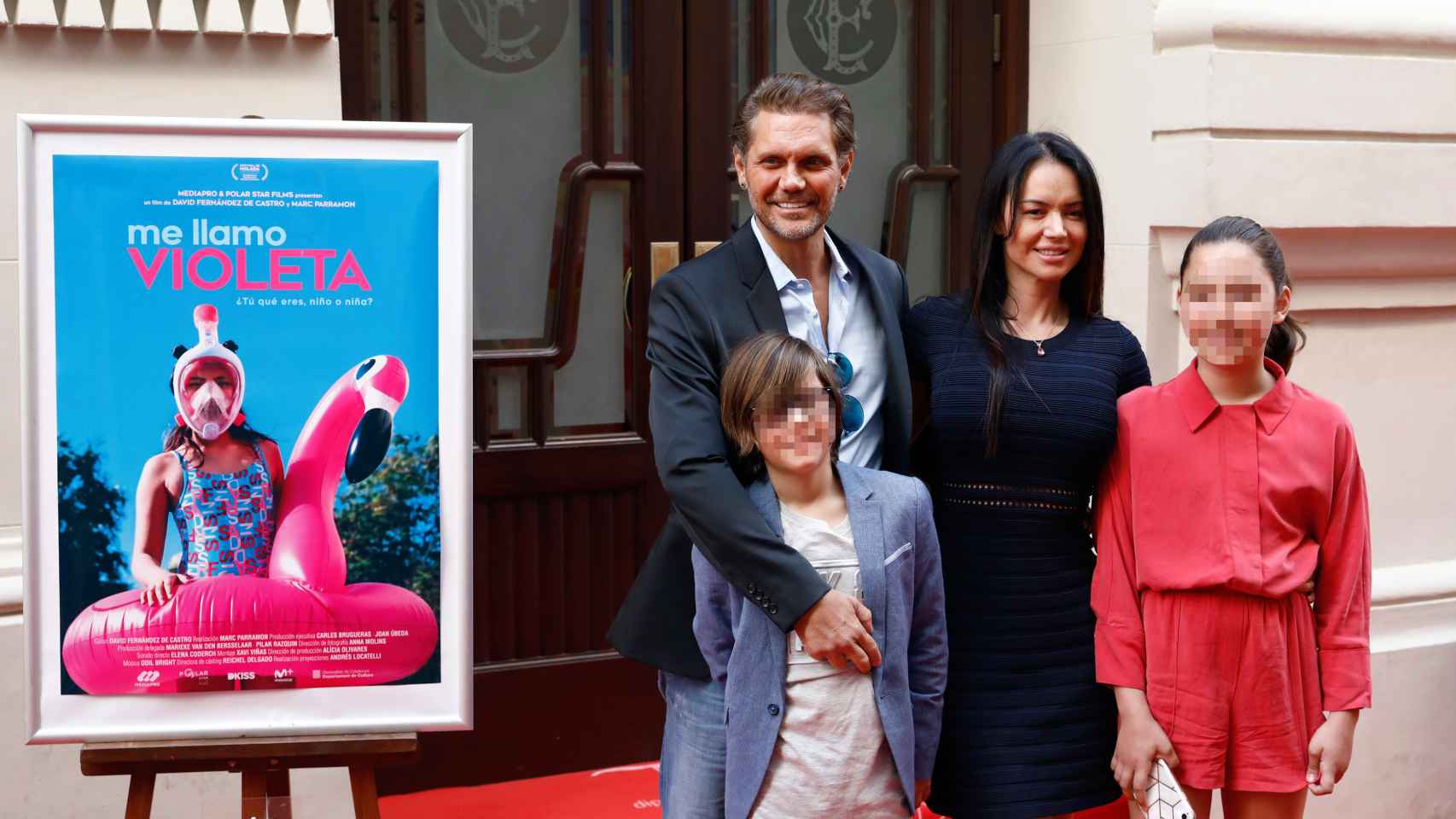 Nacho Vidal y Franceska Jaimes junto a sus hijos en la presentación de 'Me llamo Violeta'.