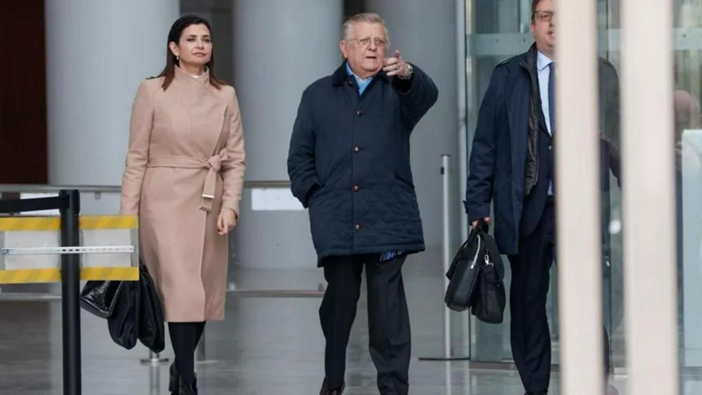 El expresidente del Valencia CF Pedro Cortés (c), en la Ciudad de la Justicia de València.