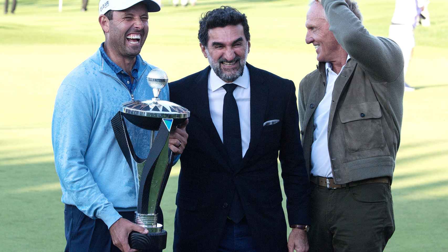 El golfista Charl Schwartzel, el gobernador del FIP Yasir Al-Rumayyan y el CEO de LIV Golf Greg Norman