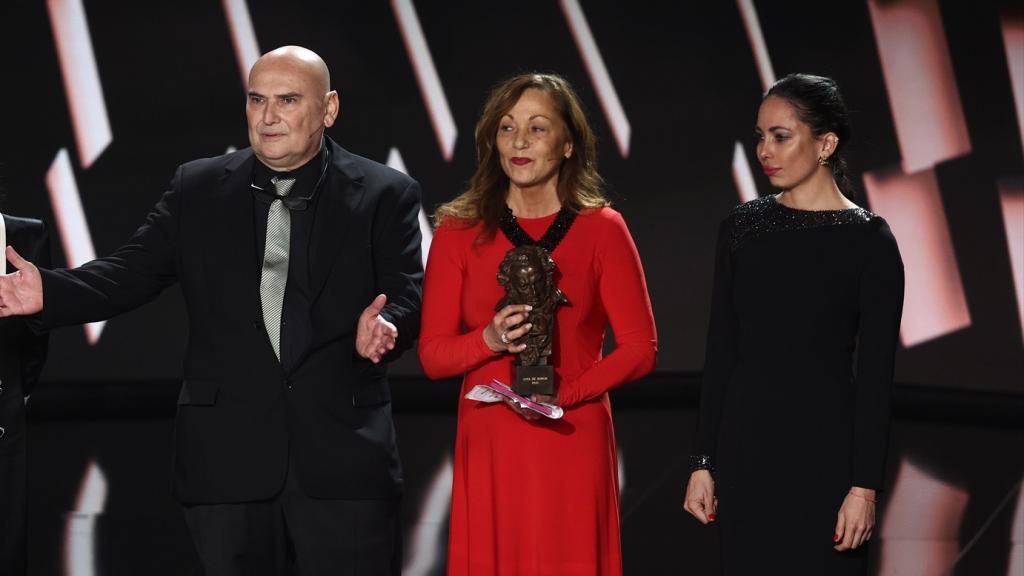 Antonio Saura, Eulalia Ramón y Anna Saura recogen el Goya de Honor a Carlos Saura en la última edición de los premios.