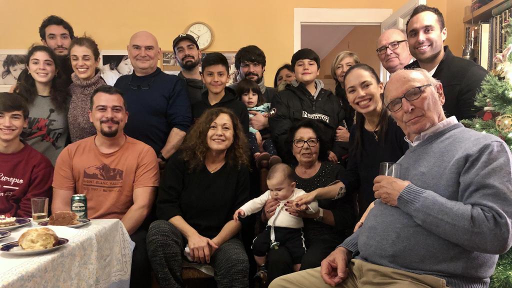 Carlos Saura acompañado de Eulalia Ramón, sus hijos y nietos. Foto del archivo familiar