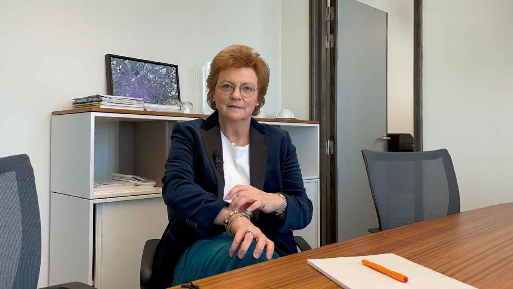 La eurodiputada Monika Hohlmeier, durante su entrevista con EL ESPAÑOL, en su despacho de Bruselas.