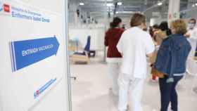 Varias personas acuden a recibir la vacuna contra la Covid-19 en el Hospital Isabel Zendal (Madrid).